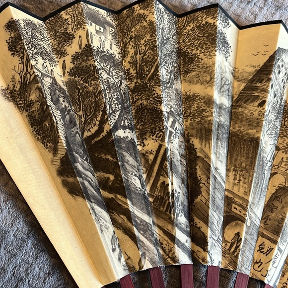 Folding Fan- received as a gift from someone who travelled to China - Picture 5 of 7